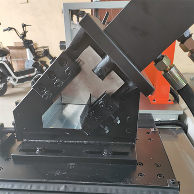 Perno prisionero del metal C U Omega y rollo de la pista que forma la máquina para la mampostería seca