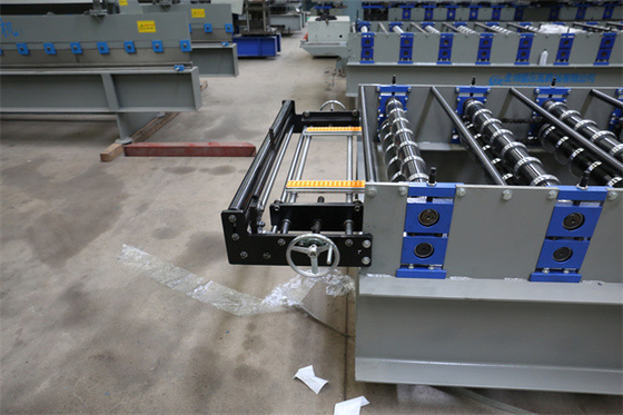Cubrir el rollo acanalado de la hoja del panel que forma la velocidad completamente automática 30m/min del metal de la máquina