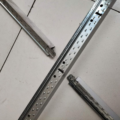 ROLLO de la QUILLA de la LUZ de la rejilla de la camiseta del techo que enmarca suspendido QUE FORMA EL ROLLO del CANAL del TECHO de la MÁQUINA QUE FORMA LA MÁQUINA