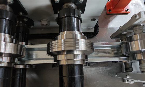 Los remaches metálicos y la máquina de la pista galvanizaron velocidad completamente automática de la hoja