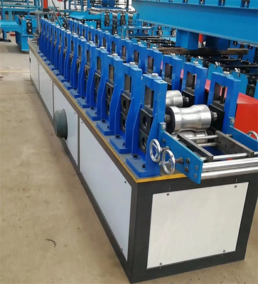 Los listones de aluminio de la puerta de la persiana enrrollable ruedan formando la máquina 15-20m/min