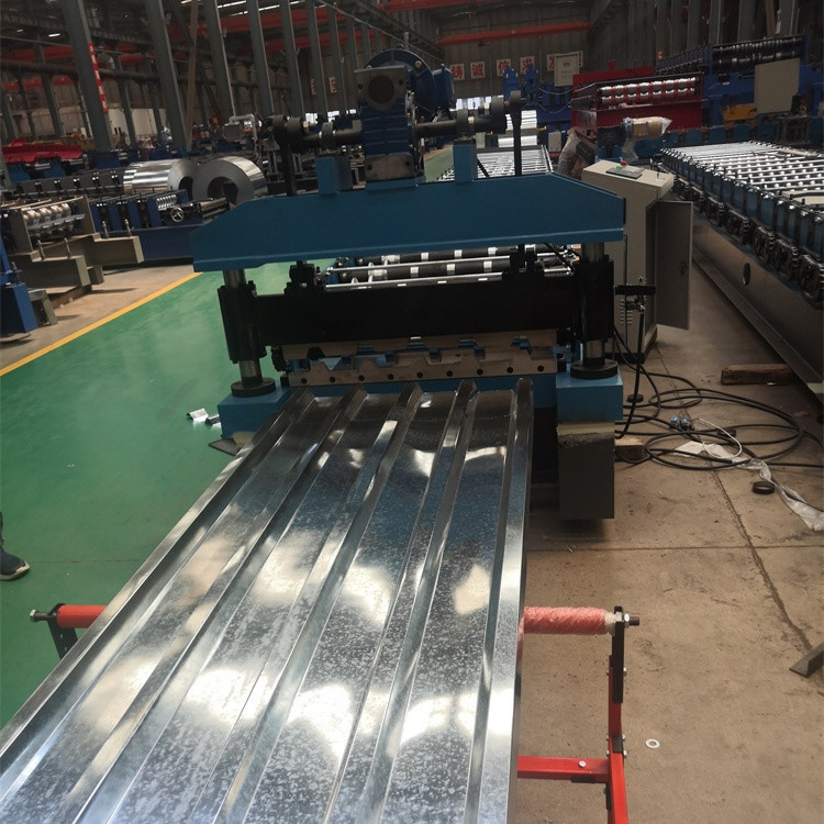El acero del color del metal galvanizó el rollo del panel del tejado de 686 Ibr que formaba la máquina para los materiales de construcción